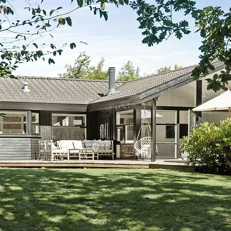 Classic Nordic Style At The Nyaraló Tisvildeleje